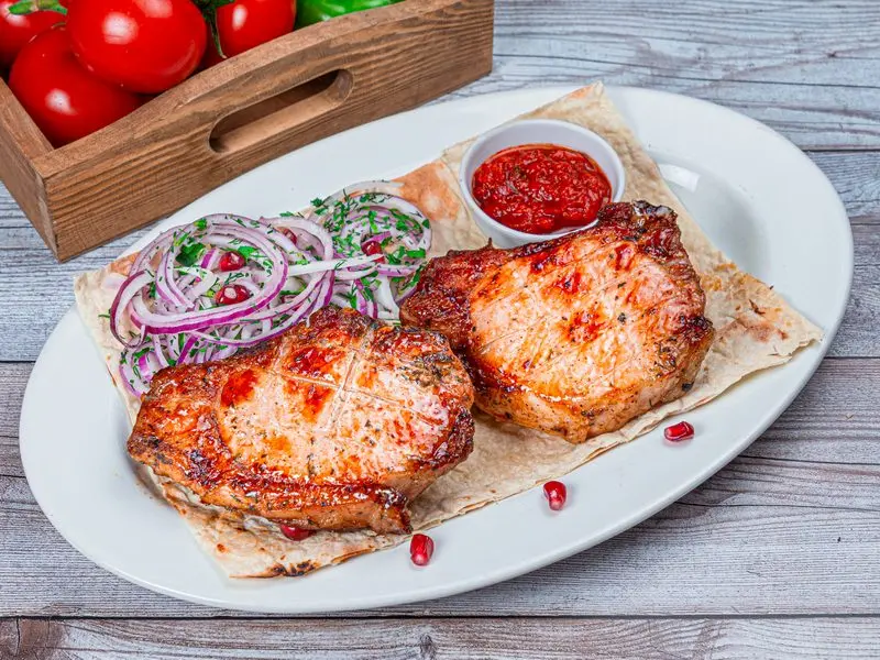 shashlyk-iz-koreiki-svini-v-dostavke