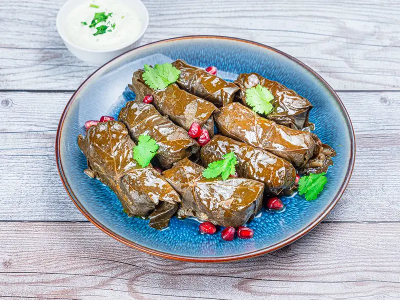 dolma-golubtsy-v-vinogradnykh-listyakh