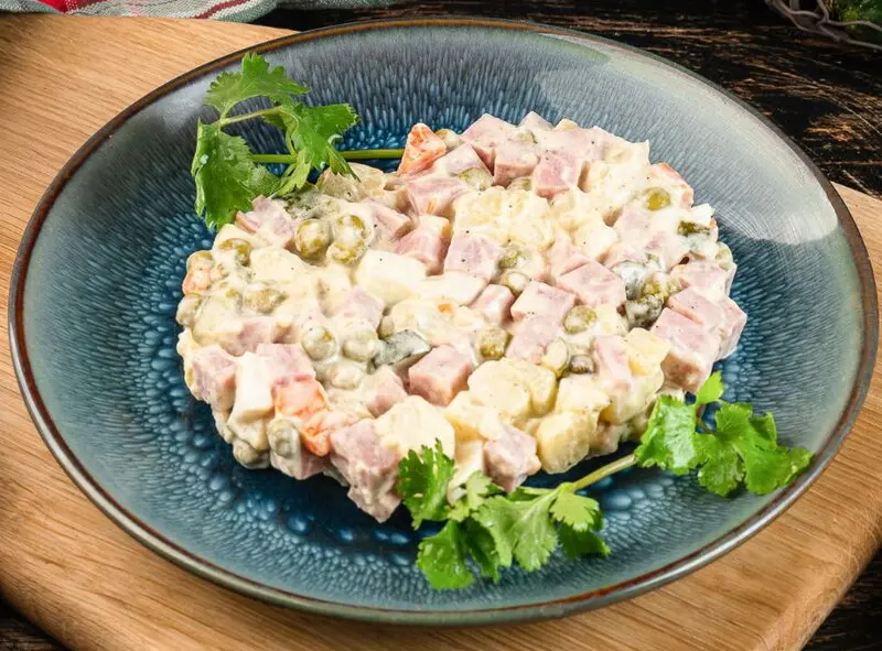 salat-olivye-dostavka-shashlykov-korzina